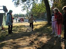 J�remie prend sa course d��lan pour le saut en longueur.  