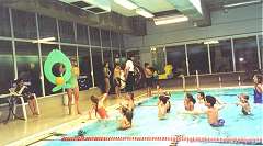 A la piscine de la police